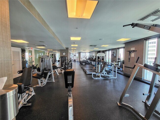 Building Photo - 950 Brickell Bay Dr