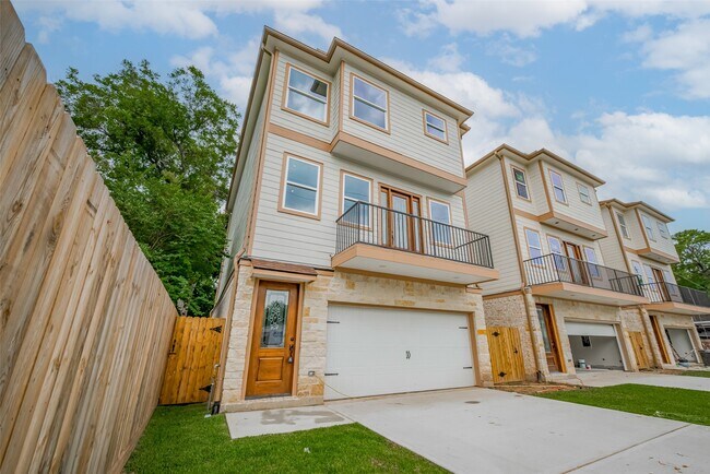 Building Photo - 2206 Hoskins Dr