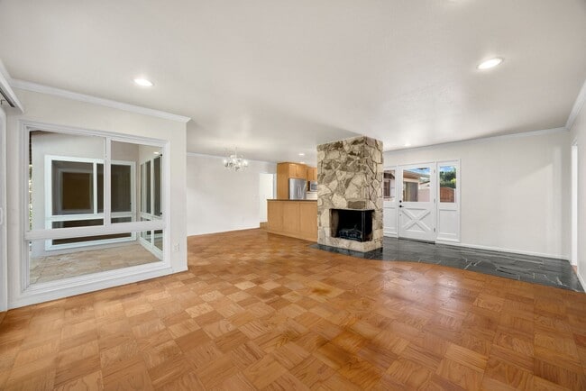 Building Photo - Adorable 3 Bed / 2 Bath Home w/ Detached 2 Car Garage