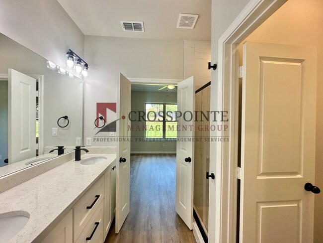 Building Photo - 2408 Henshaw Crk Dr