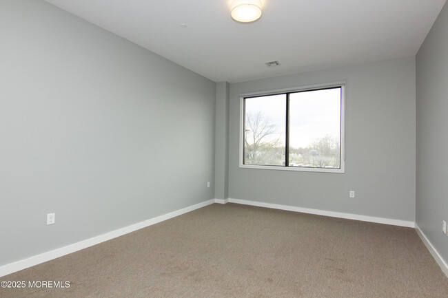 Building Photo - 1075 Stephenson Ave