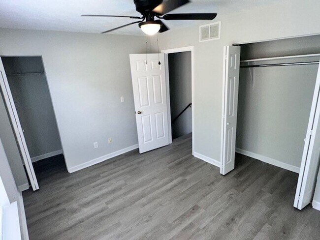 Building Photo - Lovely Townhouse in Winchester! All Electric, Off-Street Parking, W/D Hookups, Small Pets Ok!