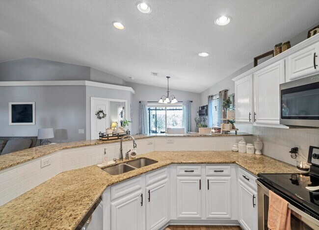 Building Photo - 8390 Island Dr