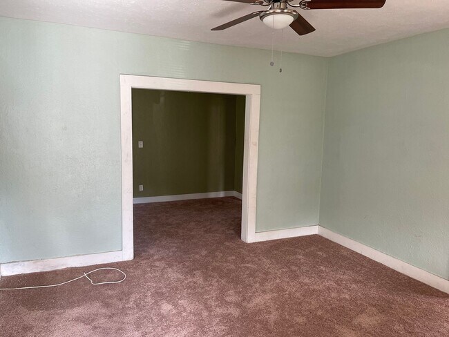 Building Photo - Super cute 2 bedroom home