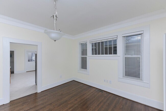 Building Photo - Cozy 3BR/2BA Home Steps from USC – PRE-LEA...
