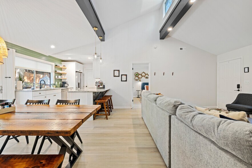 Building Photo - 14 Wildwood Cir