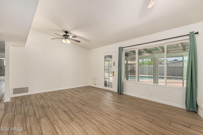Building Photo - 7667 E Cactus Rd