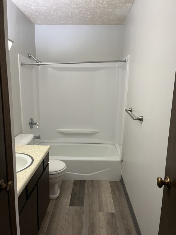 Building Photo - 650 E 12th St