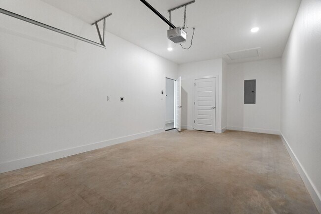 Building Photo - 2707 SW Shackleton Ave