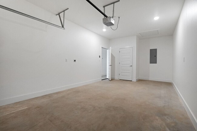 Building Photo - The Chateau at Been Road Villas 3 Bed, 2.5 Bath