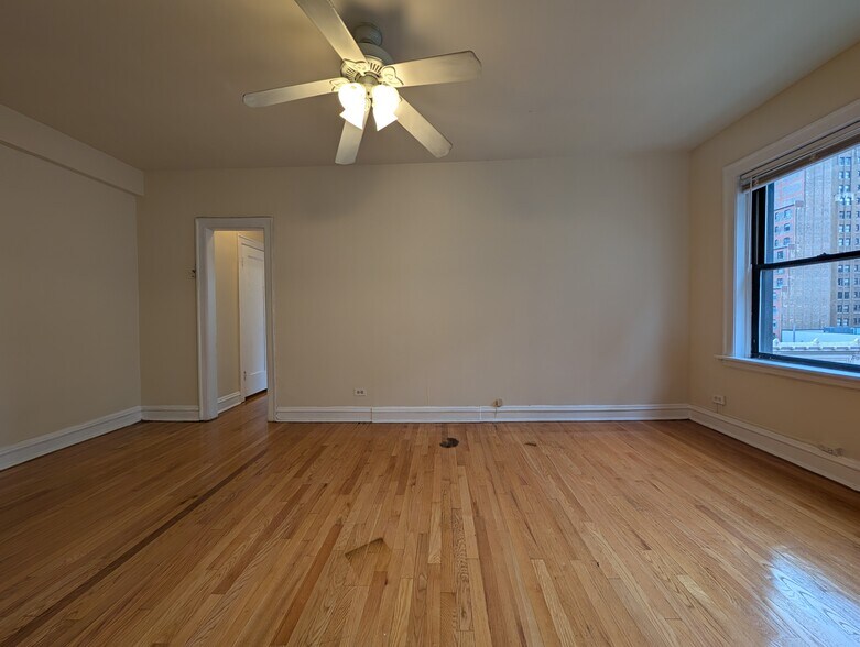 Building Photo - 1160 N Dearborn St