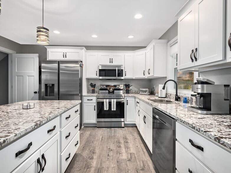 Building Photo - 99999 Enka Lake Ln