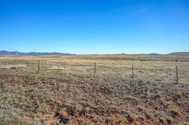 Building Photo - $300 off your move in costs. Now pets allowed! Beautiful 2 bed + den, 2 bath Home Located in Quai...