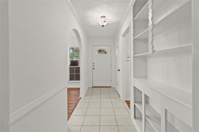 Building Photo - 4402 Seneca St