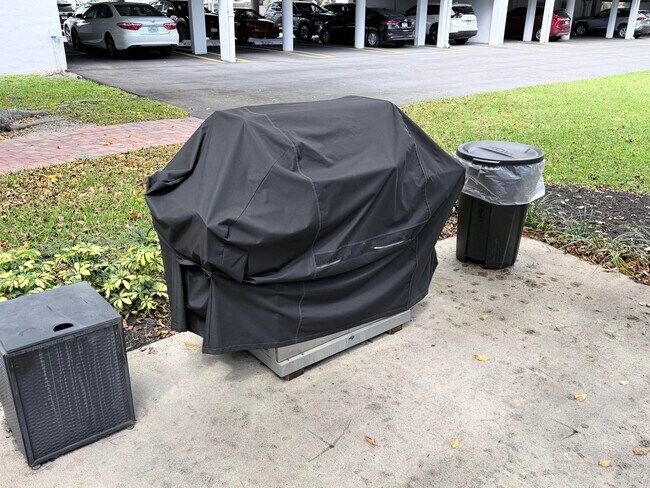 Building Photo - 1000 NE 14th Ave