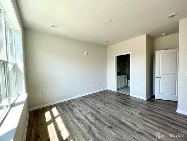 Building Photo - 905 Greenland Square