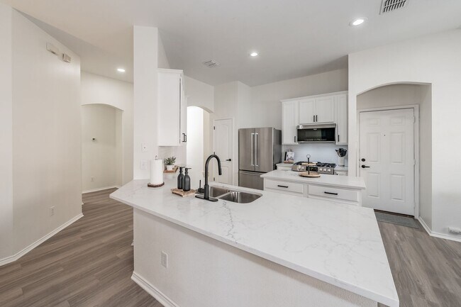 Building Photo - 3bed/2bath Cozy Chic with Backyard Oasis