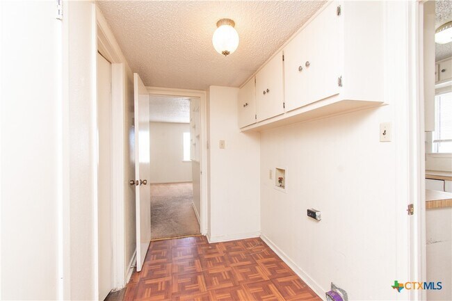 Building Photo - 507 E Beeline Ln