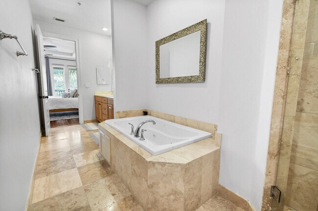 Building Photo - 25 Via Floresta Dr