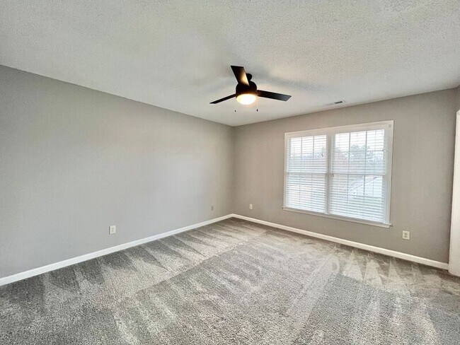 Building Photo - 302 Center Heights Ct