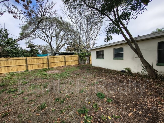 Building Photo - 2128 Riviera Dr