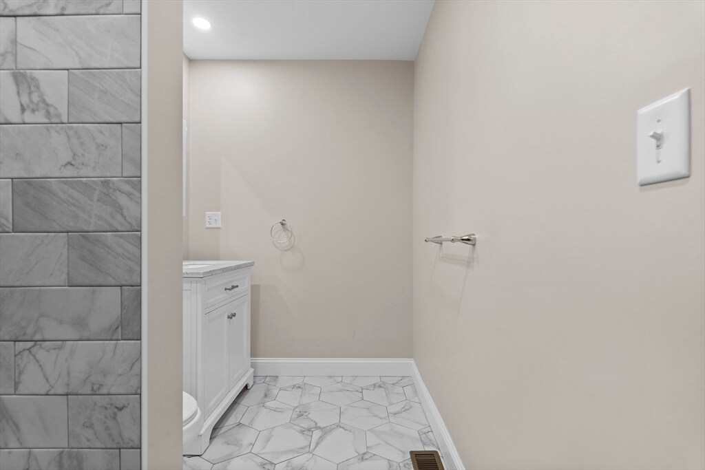 Building Photo - 769 E 6th St