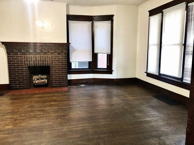 Building Photo - 5 Bedroom House - Walking distance from Ce...