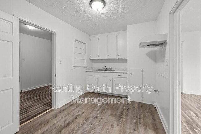 Building Photo - 341 Chisholm St