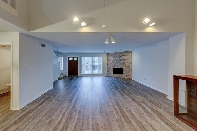 Building Photo - 2452 Country Club Dr