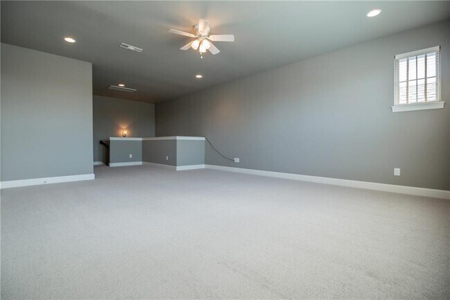 Building Photo - 5404 SW Lavender St