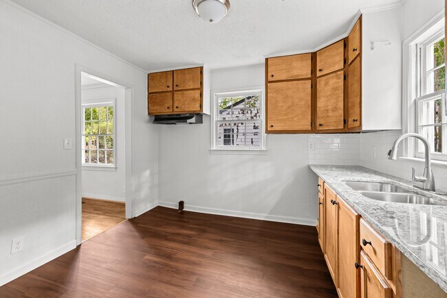 Building Photo - 832 Meadowbrook Dr