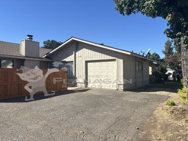 Primary Photo - 728 W Yosemite Ave