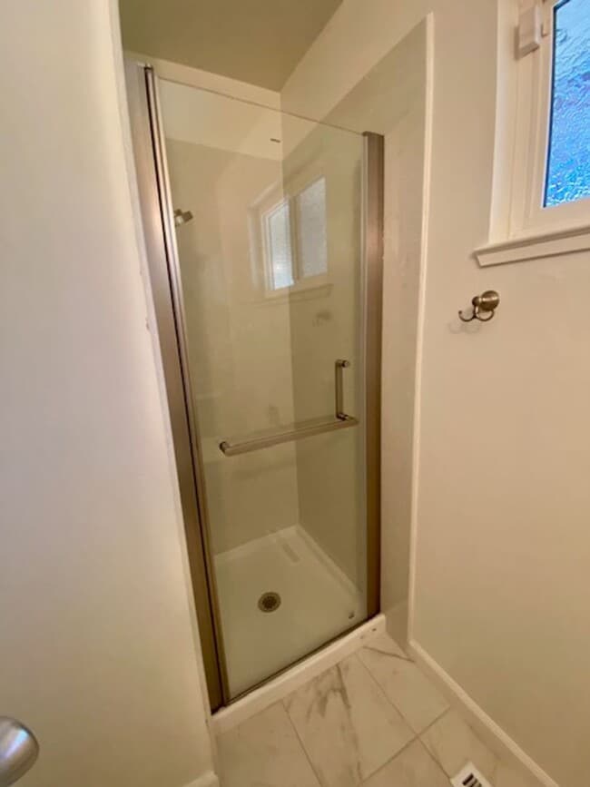 Building Photo - Updated property with luxury Appliances in a prime location in Livermore