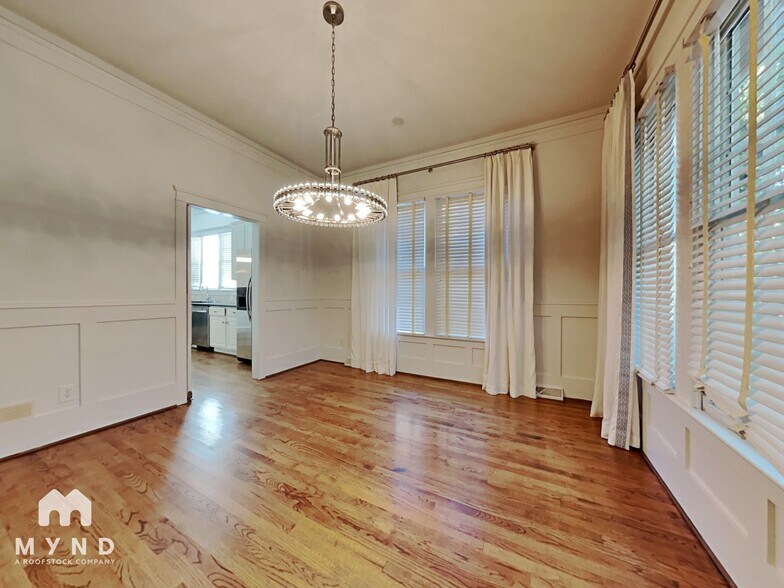 Building Photo - 711 E 9th St