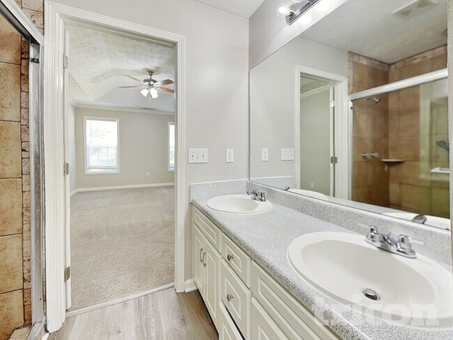 Building Photo - 714 Manor Ridge Dr