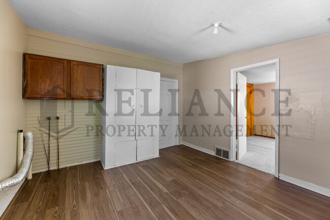 Building Photo - 1028 W Munnell Ave