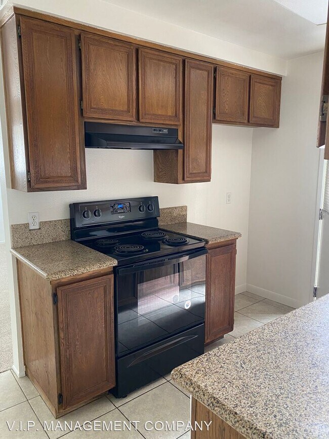 Building Photo - 2 br, 1 bath House - 740 W. Hemlock St
