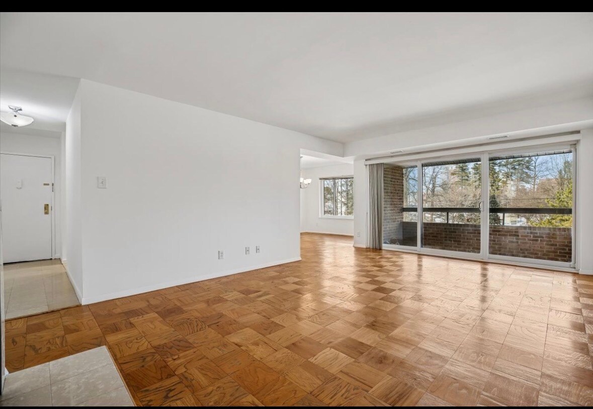 Building Photo - 11423 Commonwealth Dr