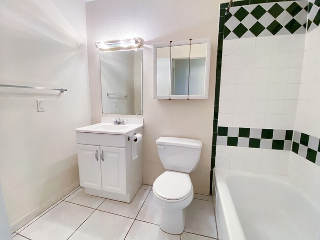 Building Photo - 2 Bedroom, 2 bathroom condo For Rent in To...