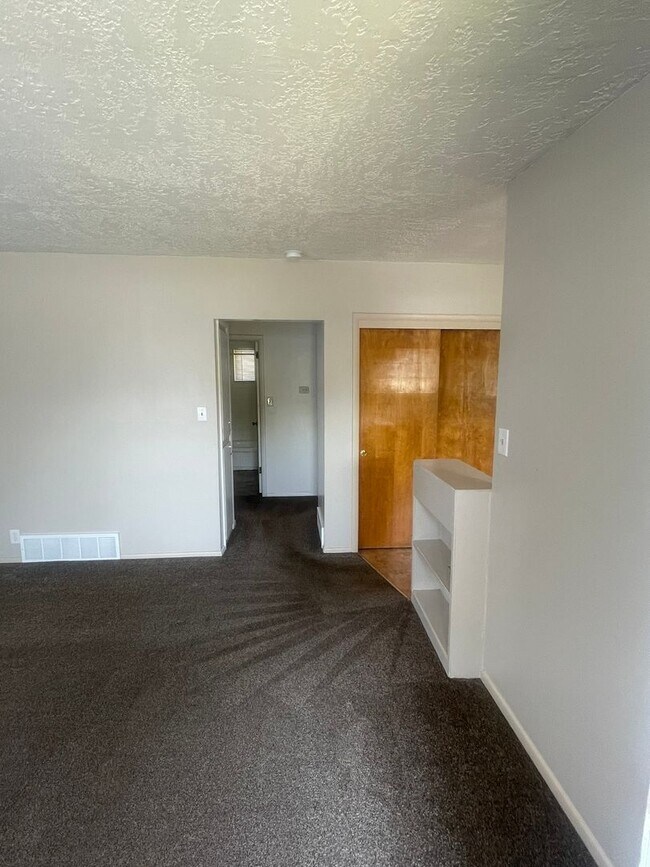 Building Photo - 225-227 E 200 S
