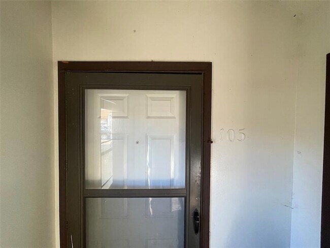 Building Photo - 401 SE 12th St