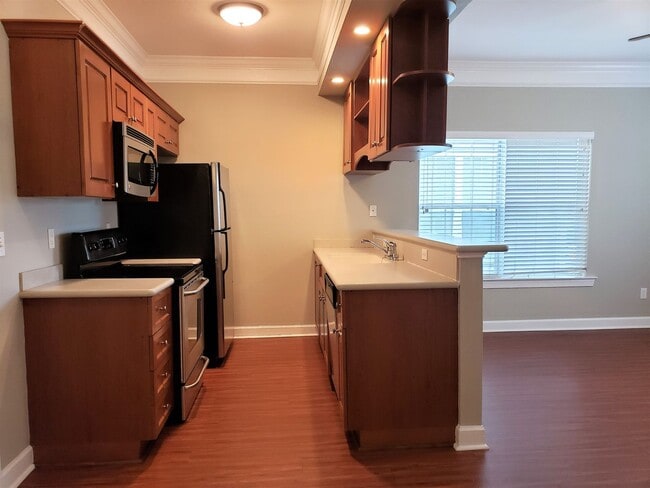 Building Photo - 3 bedroom townhome in gated community with...