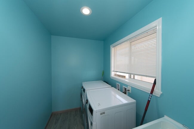 Building Photo - 933 18th Ave