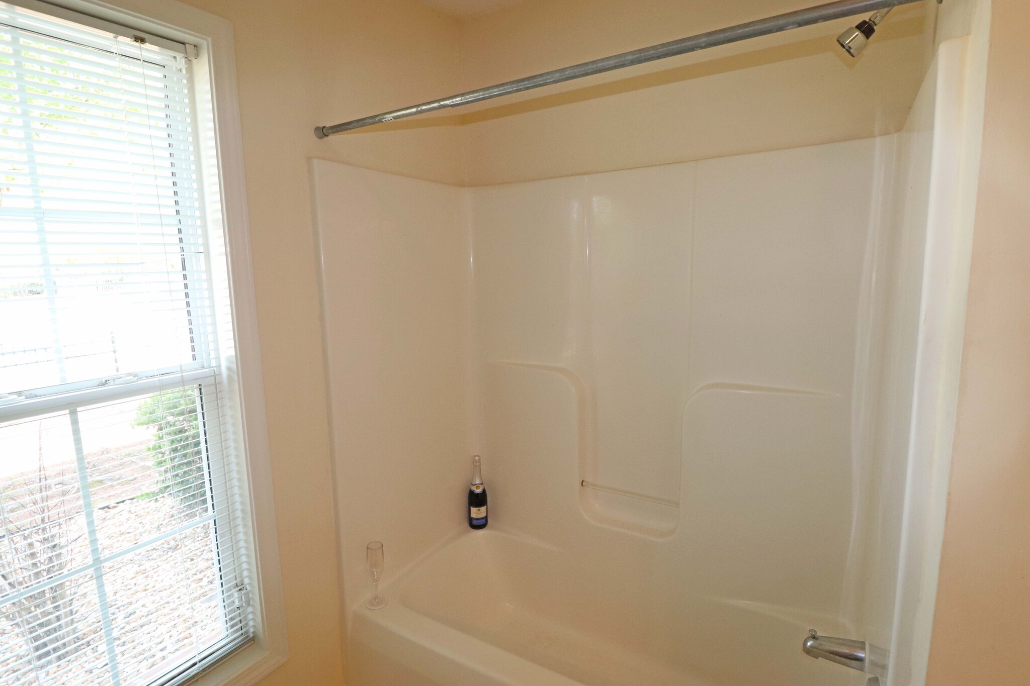 Soaking tub - 2500 Friedland Pl