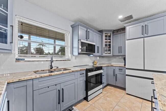 Building Photo - 4481 SW 37th Ave