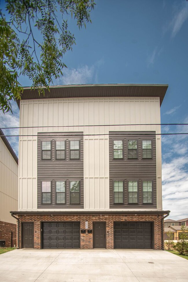 Building Photo - Townhome  3 story