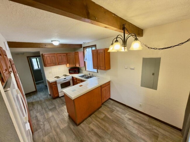 Building Photo - 372 W Hickory St