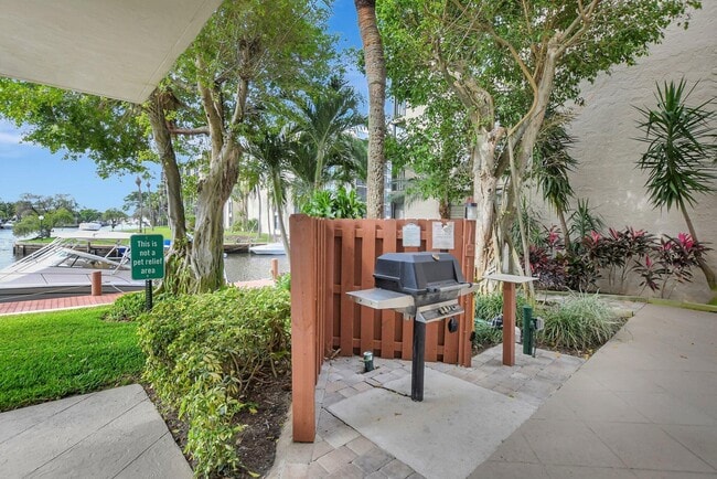 Building Photo - 8 Royal Palm Way