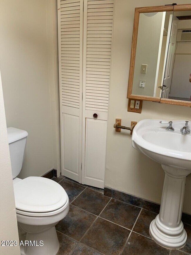 Building Photo - 912 E Allen St