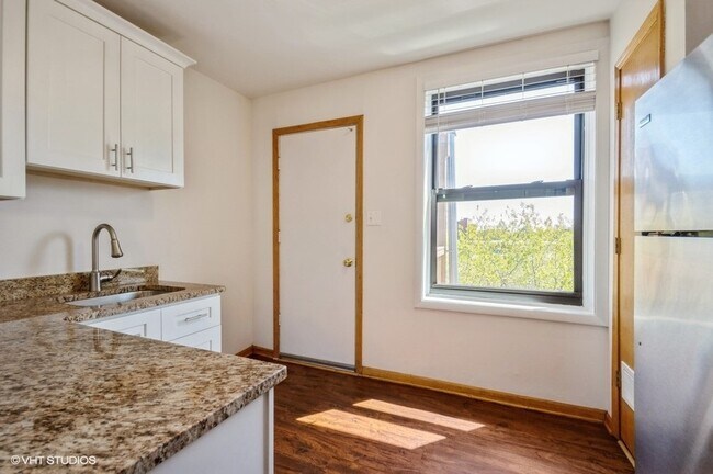Building Photo - 1367 W Sunnyside Ave